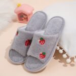 Pantoufle À Motif Fraise Décontractées À Bout Ouvert En Peluche